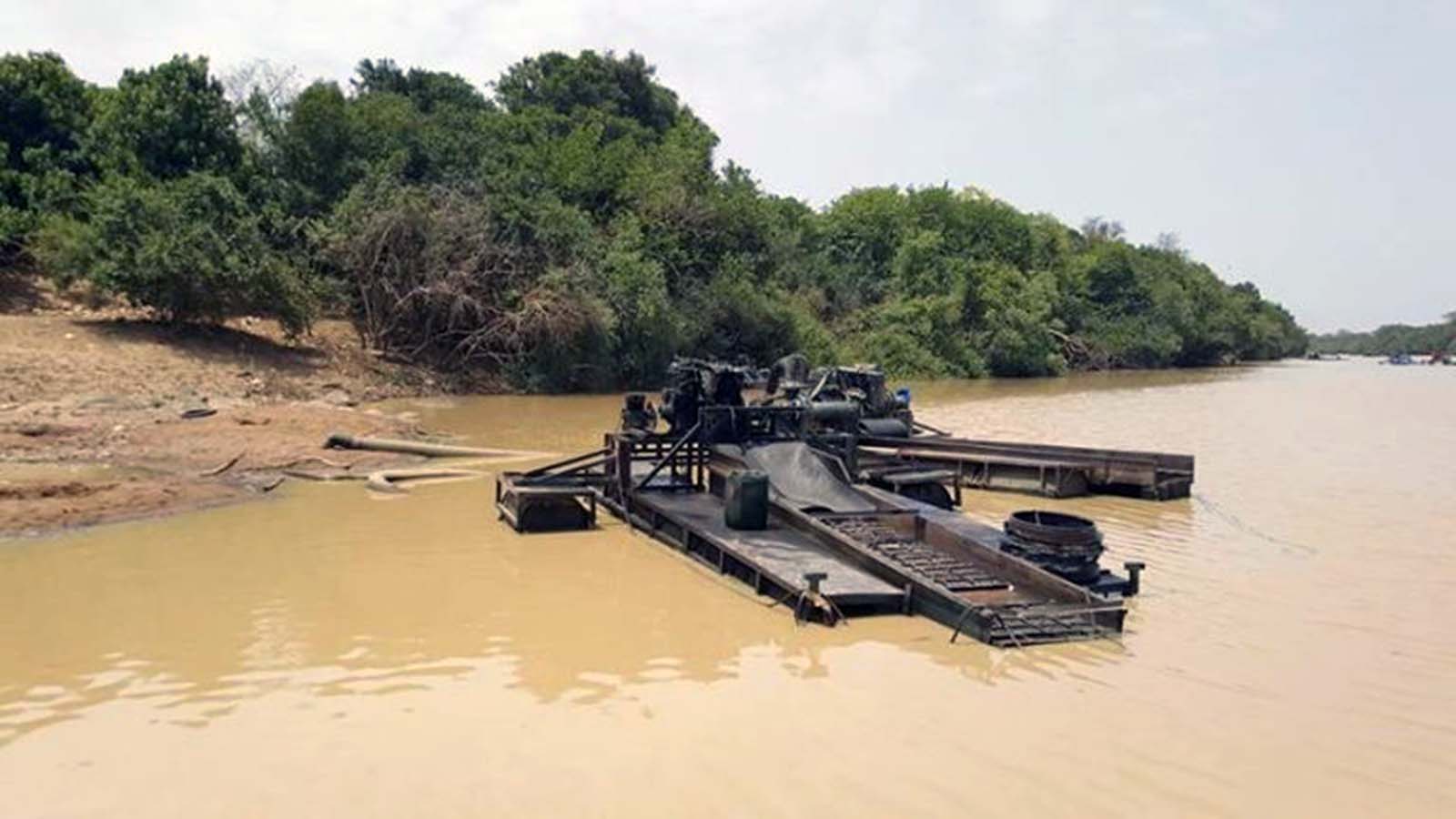 Machinery used for gold extraction by dredging in the Falémé river