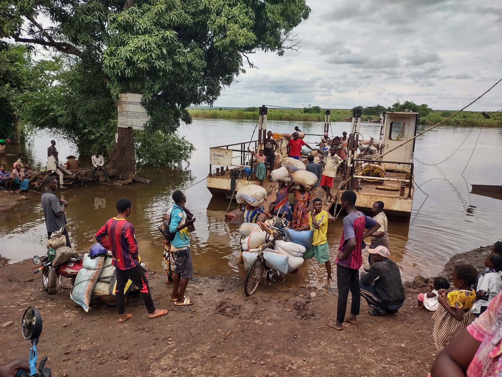Crossing the Lubilandji river © The Oakland Institute