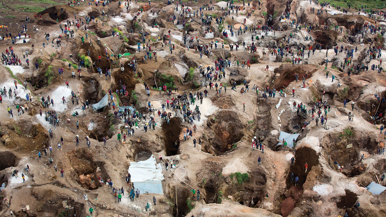 Minerals highly coveted in the Global North extracted from the Luwowo Coltan mine near the North Kivu town of Rubaya. Credit: MONUSCO/Sylvain Liechti, “SRSG visits coltan mine in Rubaya,” Attribution-ShareAlike (CC BY-SA 2.0)