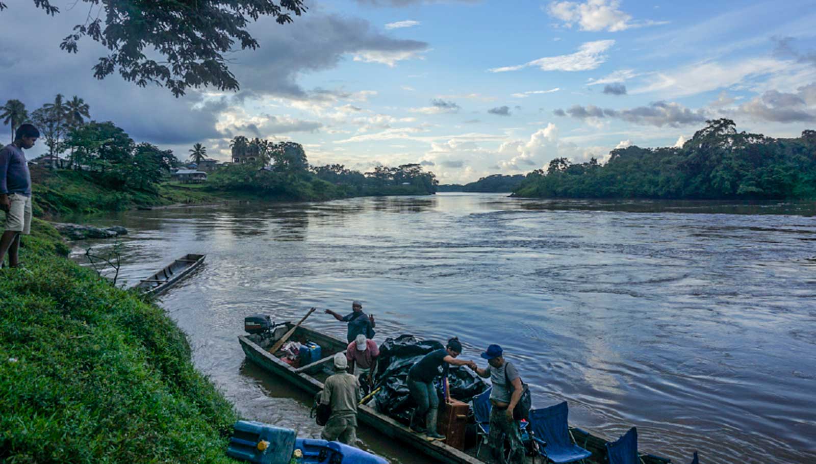 Life on the banks of Rio Coco.