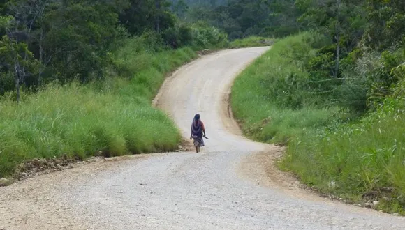 Walking into Nogoli, PNG Highlands. &copy; James McIlraith / University of Otago